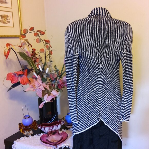 NWT LINEA DOMANI Women’s Black White Lightweight Long Sleeve Knit Cardigan - Picture 5 of 6